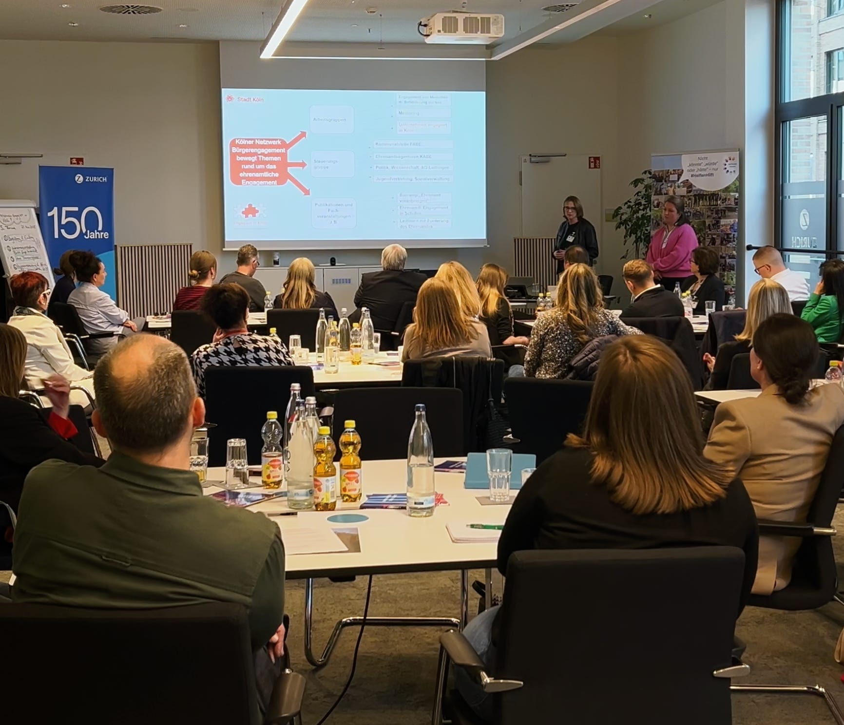 Eine Frau In Formeller Kleidung Blickt In Einem Büro In Die Kamera 