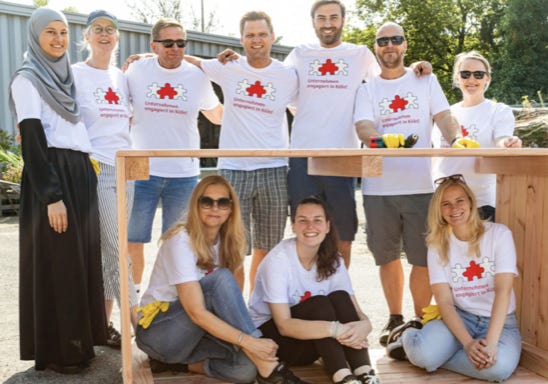 Mitarbeitende der Zurich Versicherung engagieren sich bei den SBK Sozial-Betriebe-Köln in Riehl